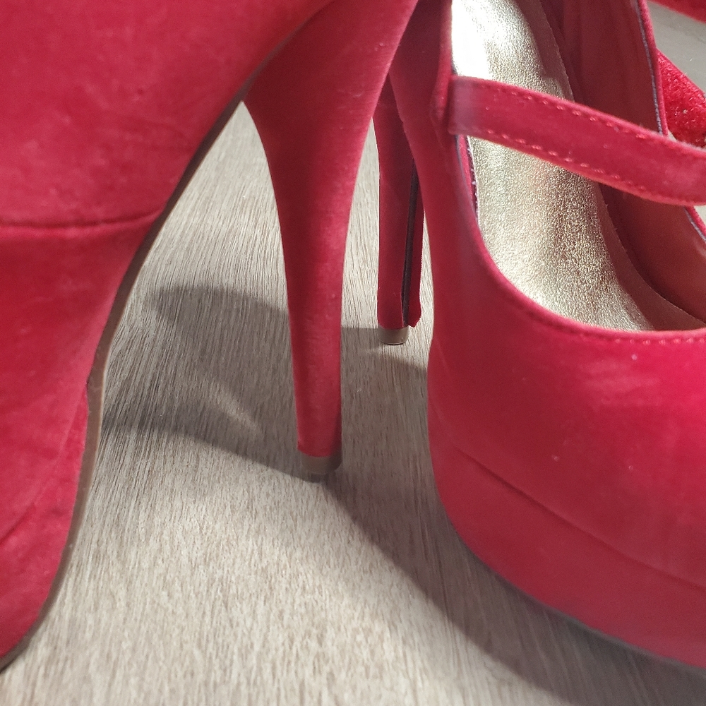 Shoes - Picture 6 of 9